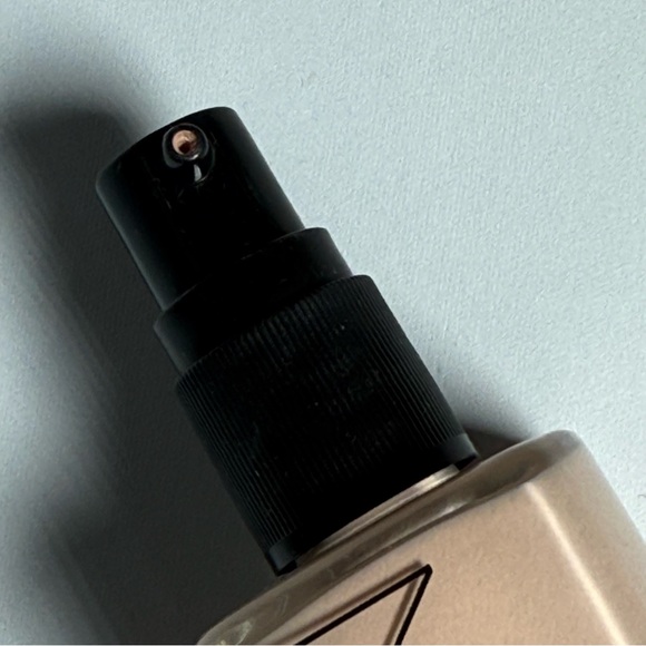NARS Sheer Glow Foundation Shade Mont Blanc - Picture 2 of 5